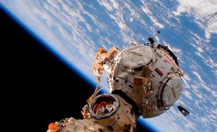 Completan un paseo espacial para realizar mejoras en los paneles de la EEI