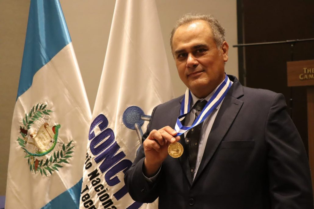 Medalla de Ciencia y Tecnología es entregada a Juan Francisco Pérez Sabino