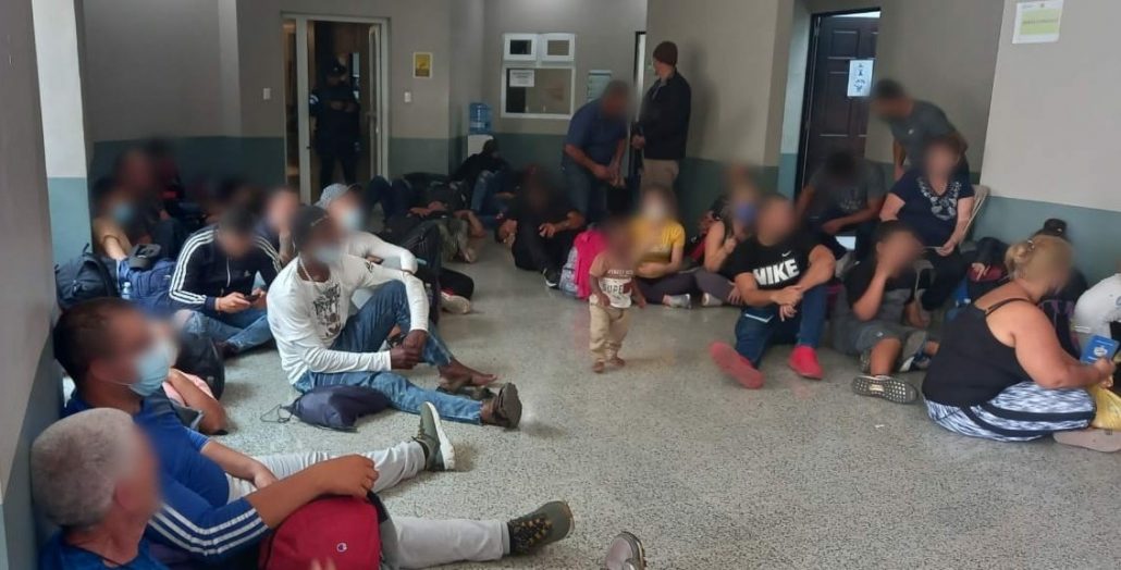 Capturan a piloto de autobús por transportar a 68 migrantes