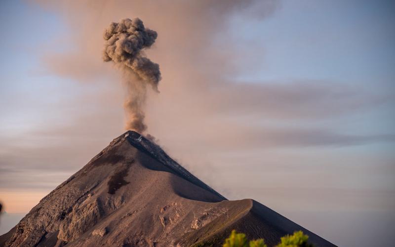 El volcán de Fuego continúa incrementando su actividad