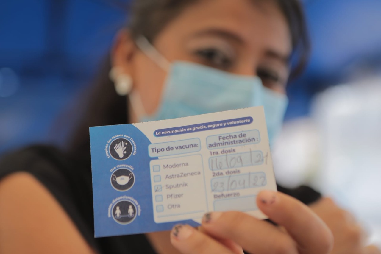 Guatemaltecos acuden a puestos de vacunación para combatir la pandemia de COVID-19