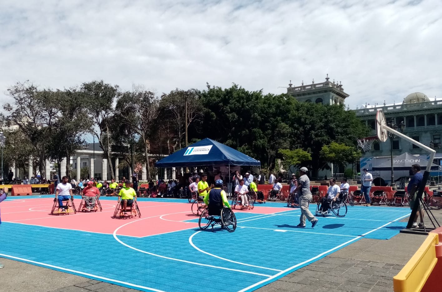 Efectúan torneo recreativo de baloncesto sobre silla de ruedas en la Plaza Central