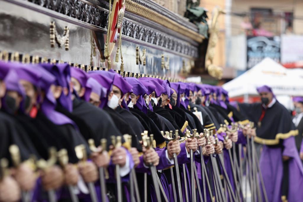 Cortejos procesionales recorren calles y avenidas de la ciudad