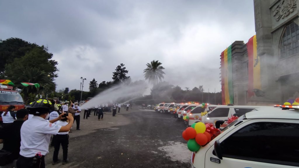 Acto de entrega de las ambulancias a los bomberos.