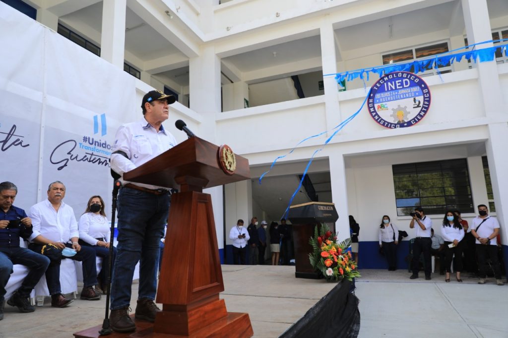 Estudiantes de Huehuetenango cuentan con nuevas aulas tecnológicas