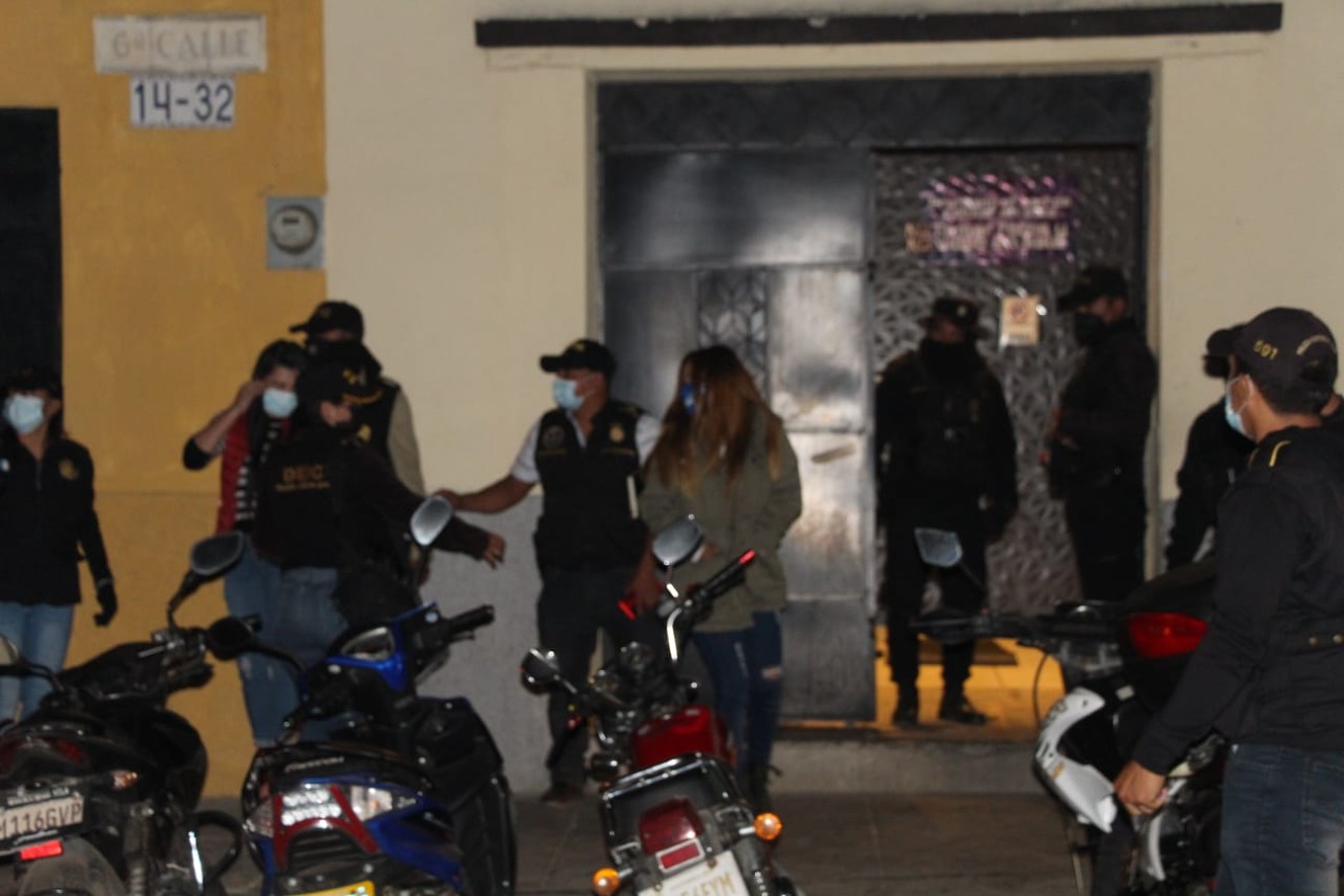 Remiten a Migración a extranjeras tras operativo en centro nocturno