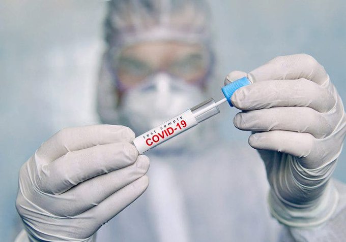 Sigue bajando el número de casos y de muertes por COVID-19