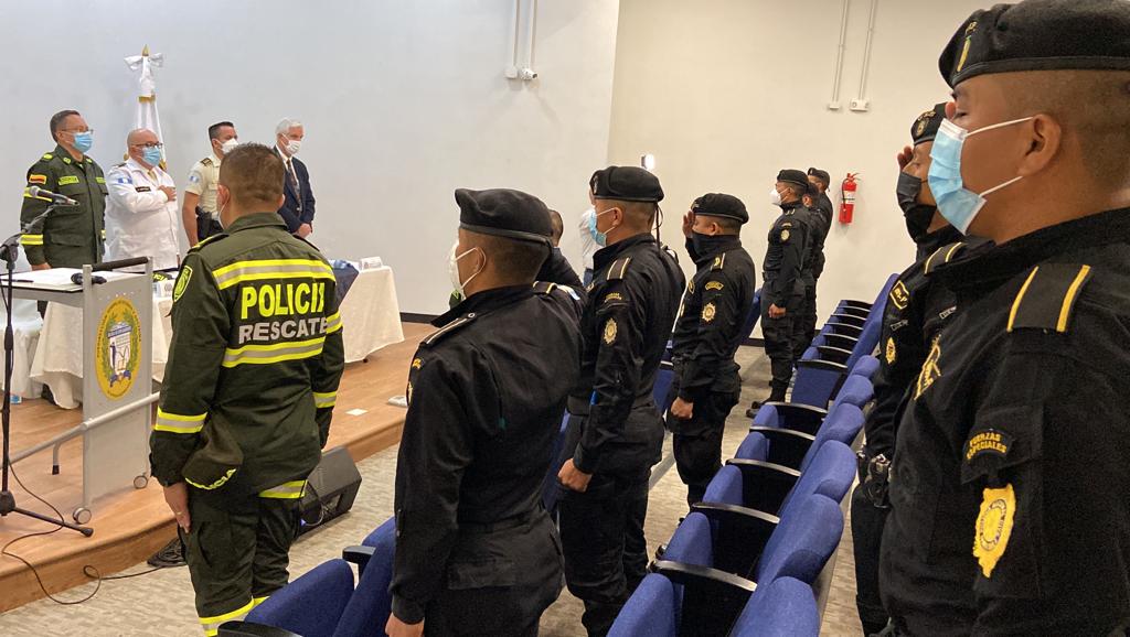 Personal de Fuerzas Especiales Policiales recibe capacitación sobre soporte vital
