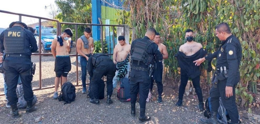 Remiten a Migración a grupo de 25 extranjeros por ingreso irregular al país