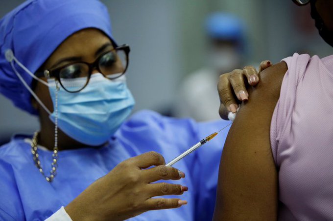 OMS está en consultas sobre desarrollo de vacuna universal contra el COVID-19