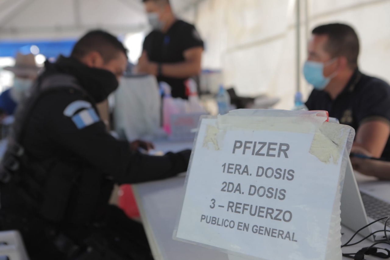 Continúa atención de vacunación e hisopados en la Plaza Central