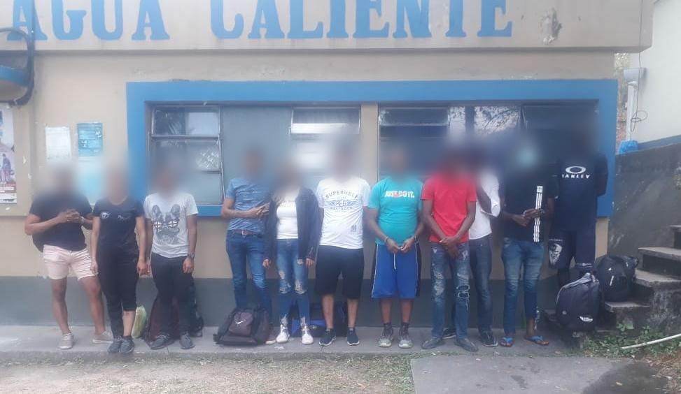 Remiten a Migración a grupo de extranjeros por ingreso irregular al país