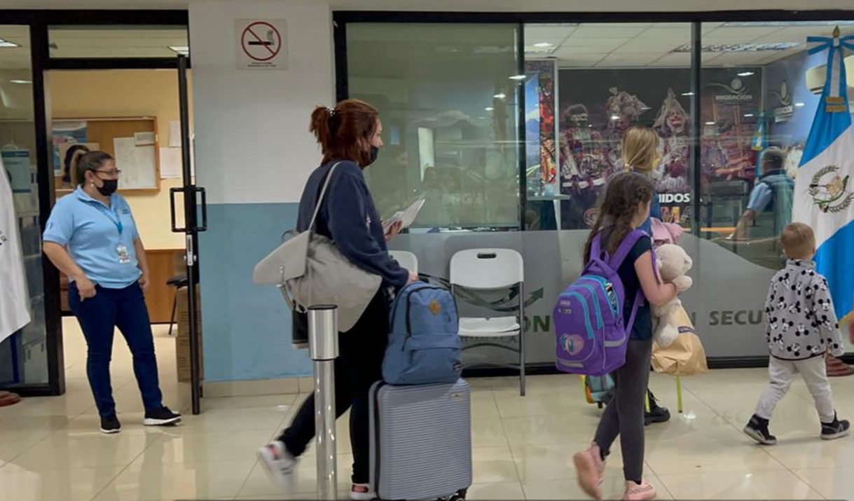 A las familias procedentes de Ucrania se les brindó la asistencia a su arribo.