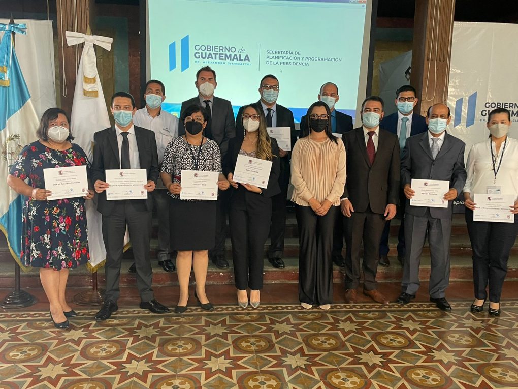 Otorgan becas de maestrías para profesionalización de personal de Segeplan