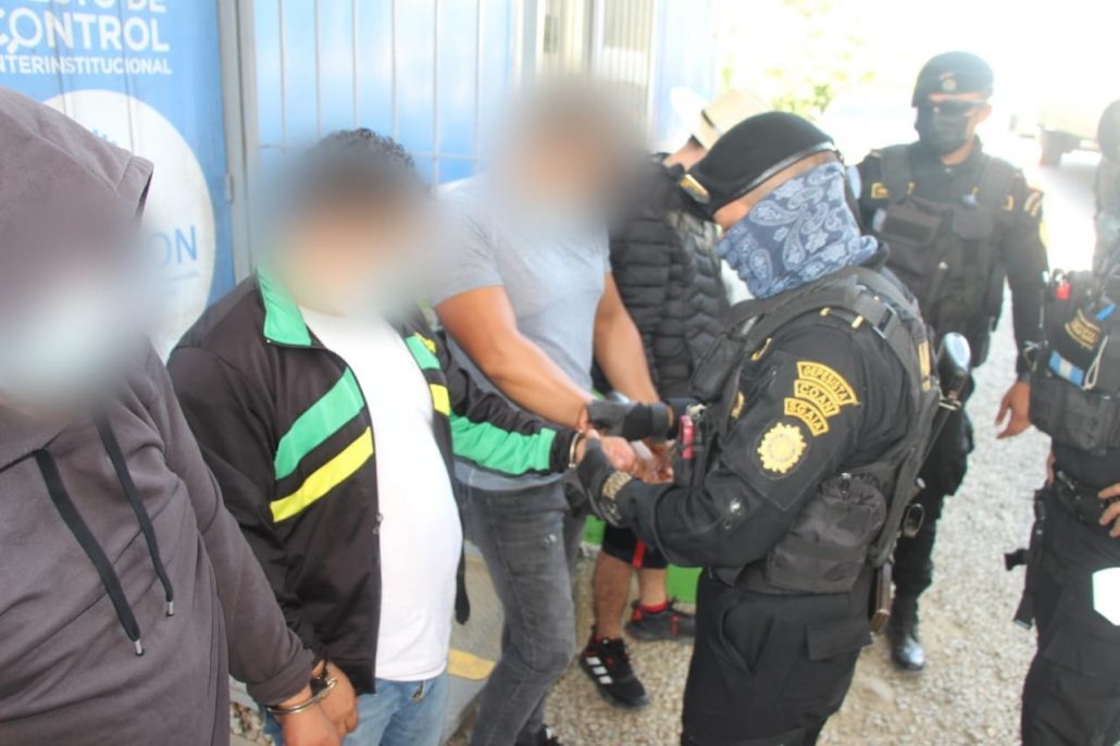 Capturan a presuntos coyotes en Izabal