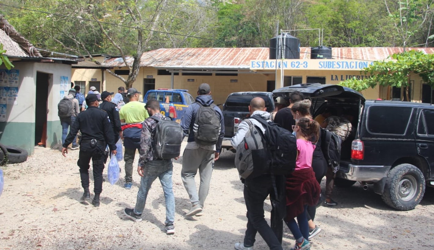 Capturan a personas señaladas de transportar en vehículos a 48 migrantes