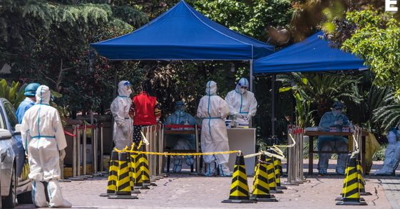 Shanghái lucha contra el peor brote de contagios por COVID-19