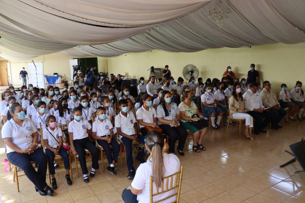 Conmemoran Día Internacional de las Niñas en las TIC