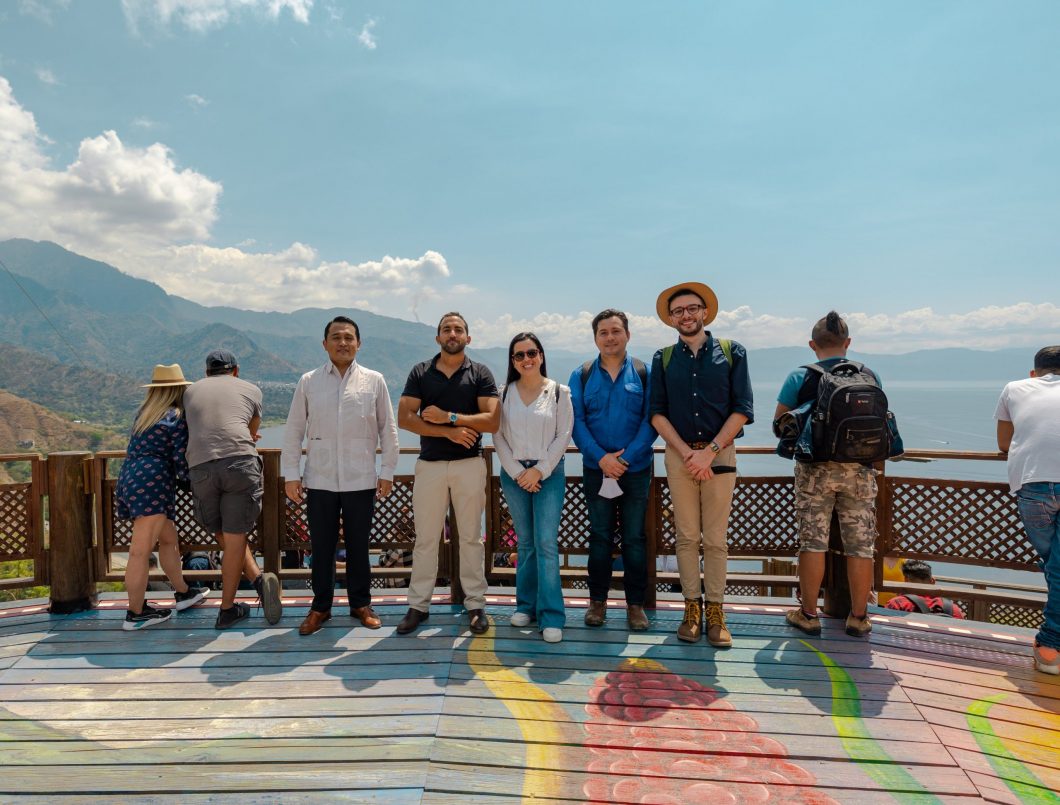 Jeque del emirato de Sharjah visita comunidades alrededor del lago de Atitlán