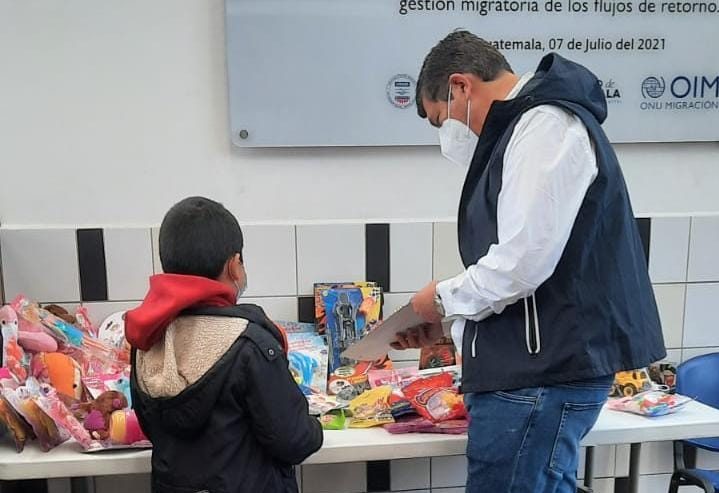 Entregan juguetes a menores retornados