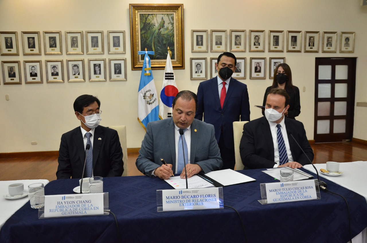 Firman memorando para promover el desarrollo socioeconómico
