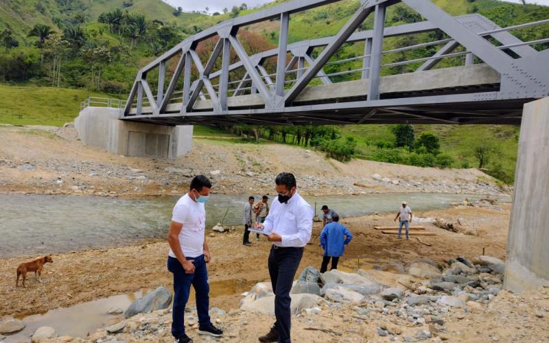 Dan seguimiento a proyectos de infraestructura en cinco departamentos