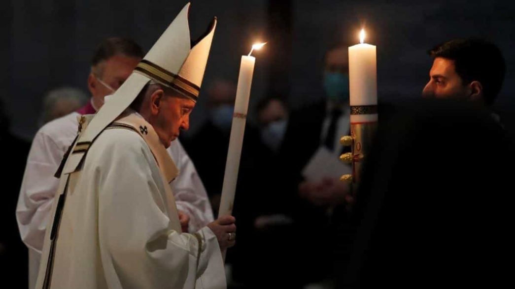Papa no oficia la Vigilia Pascual por su dolor de rodilla