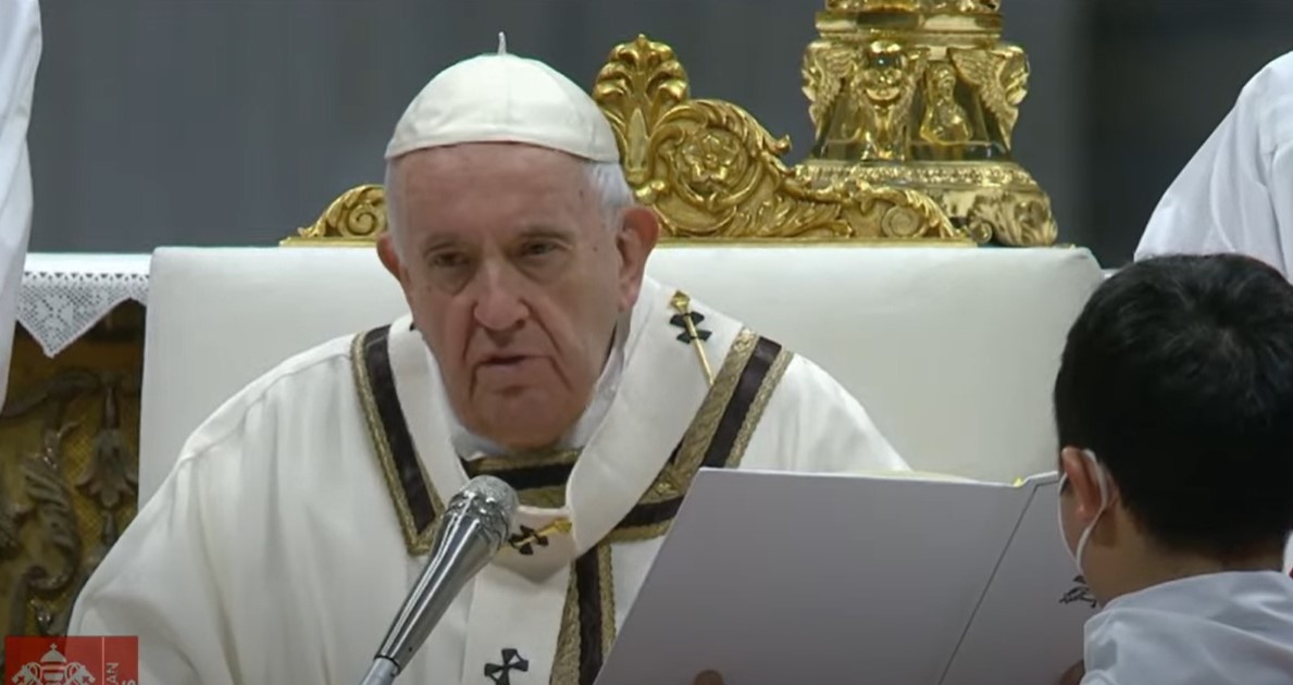 El Papa se postra de nuevo ante los presos en Jueves Santo tras la pandemia