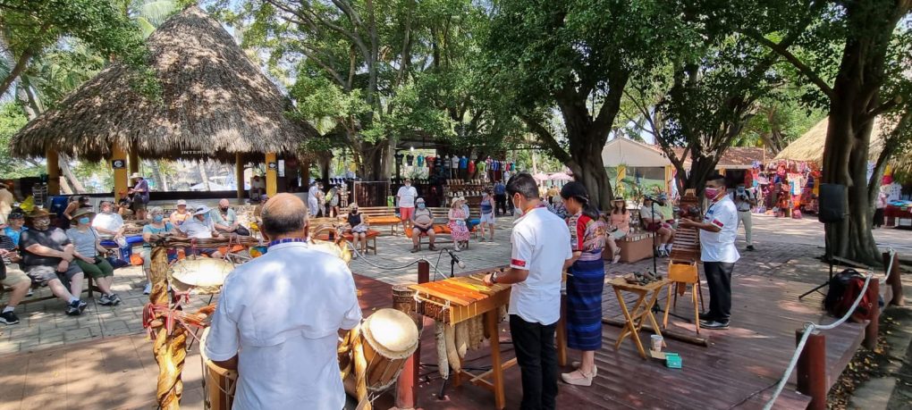 Presentación de Música Folclórica a turistas .