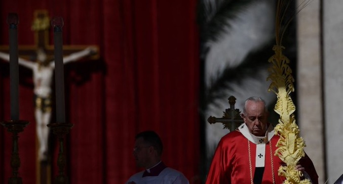 Papa lamenta la “locura de la guerra” en Domingo de Ramos multitudinario