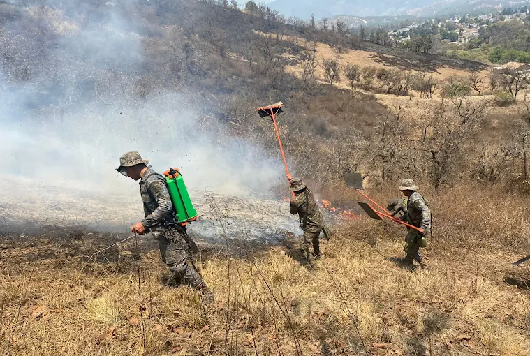 Soldados brindan apoyo en Huehuetenango por incendio forestal