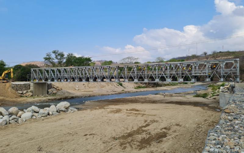Finaliza instalación de puente sobre río El Naranjo