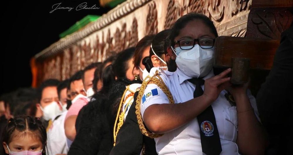 Totonicapán: Personal en primera línea ante el COVID-19 lleva en hombros imagen de Jesús de la Caída