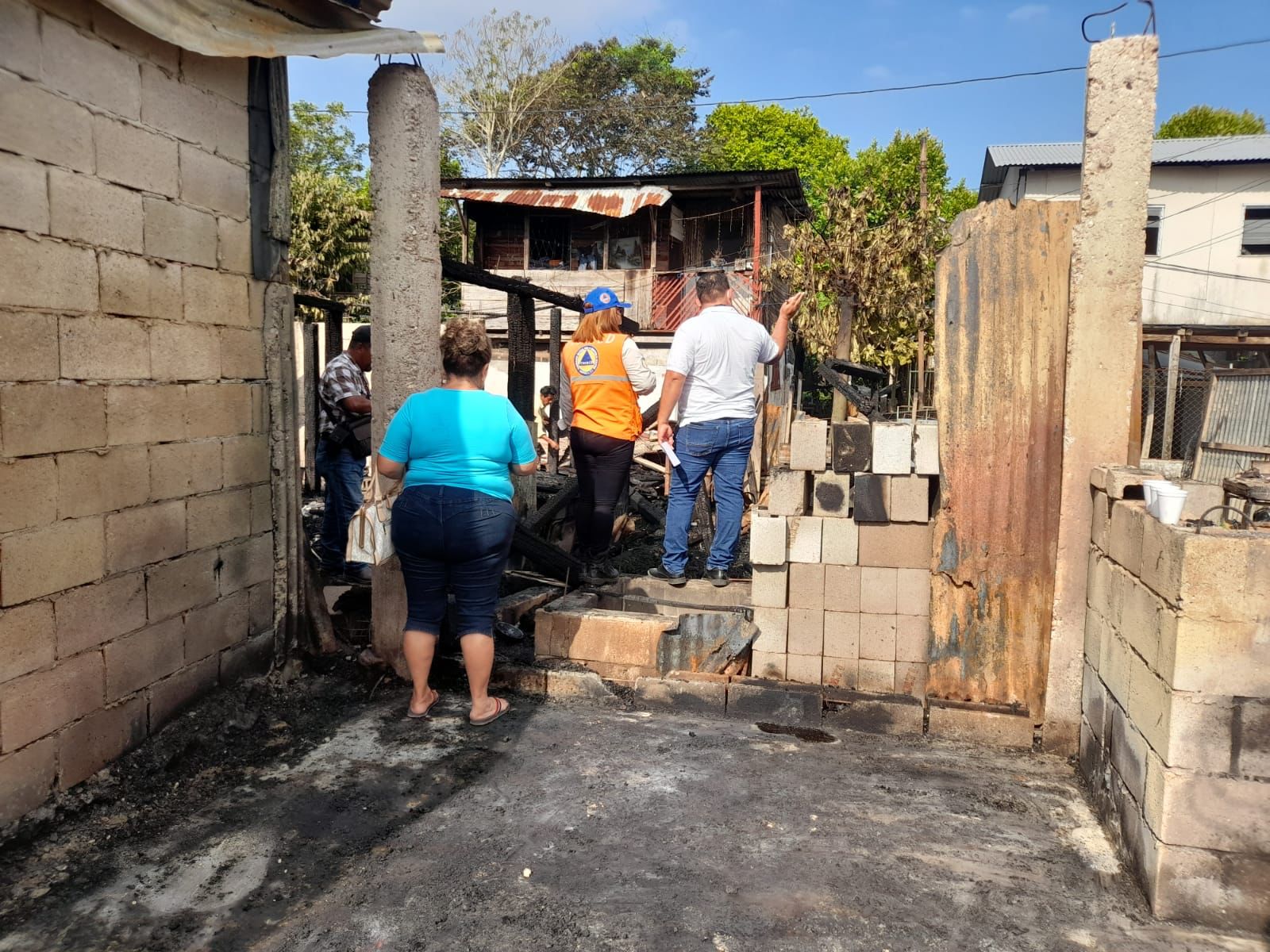 Autoridades apoyan a familias afectadas por incendio en Morales