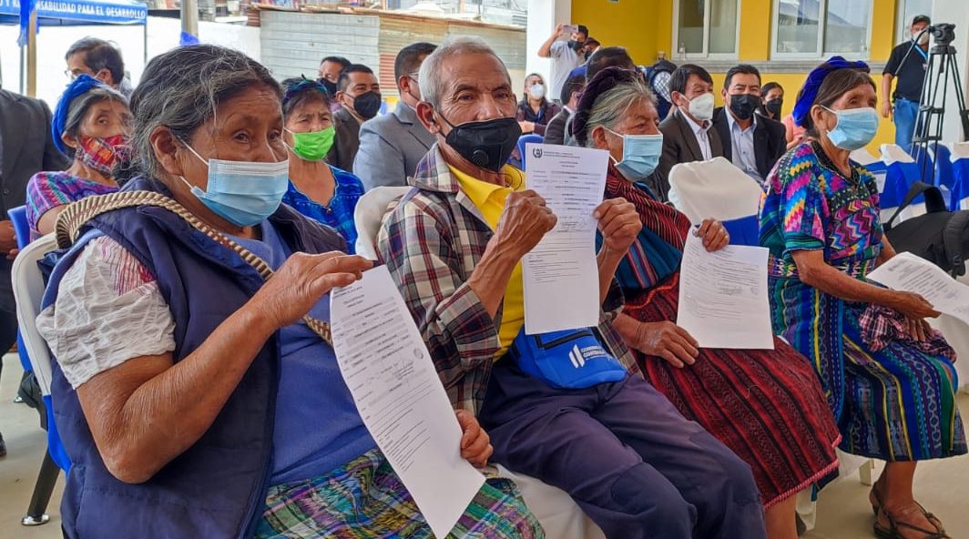 Adultos mayores de Sacatepéquez se benefician con aporte económico