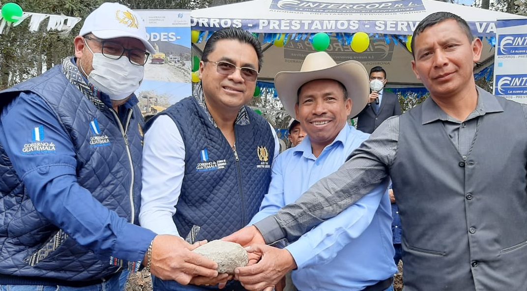 Vecinos de San Juan Comalapa celebran comienzo de trabajos en vía de acceso
