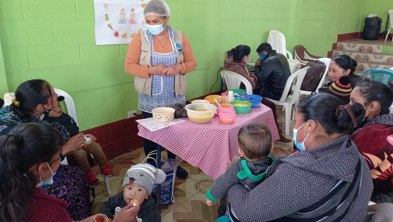 Madres de familia se capacitan en la preparación de alimentos nutritivos