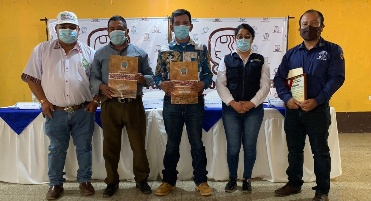 Pobladores en Nentón reciben escrituras comunales