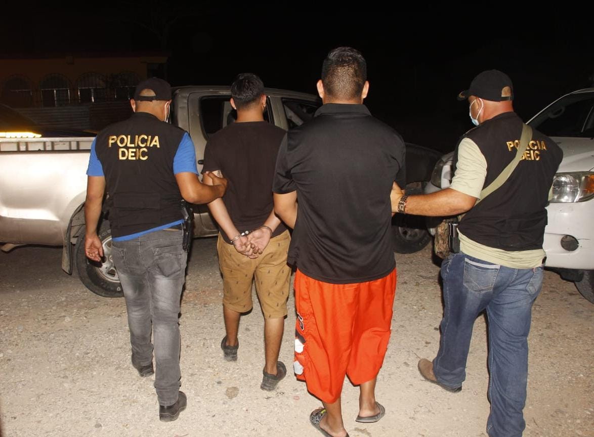 Capturan a presuntos traficantes de personas durante allanamiento en hotel