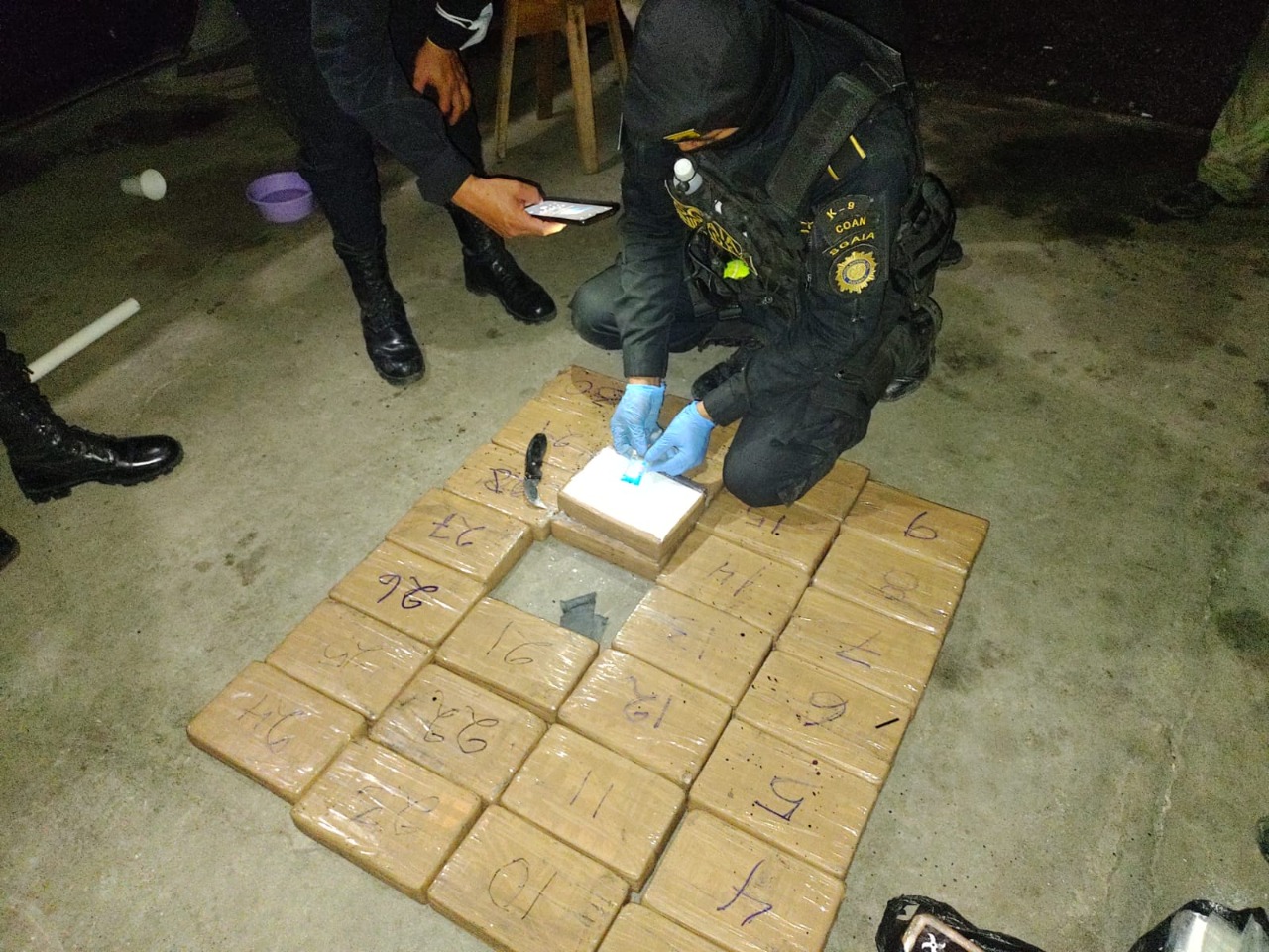 Localizan camión abandonado con 30 paquetes de cocaína