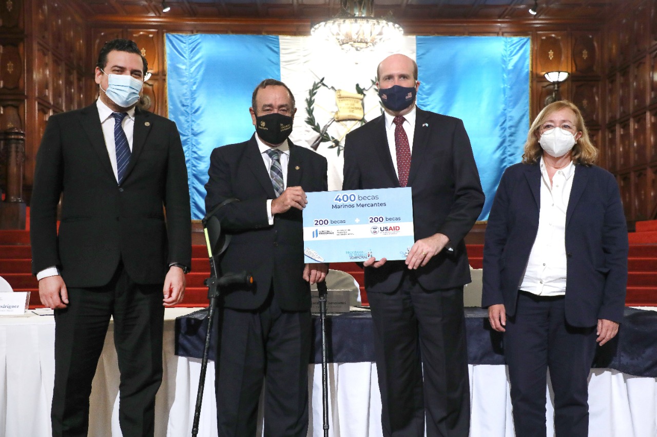 Ponen a disposición 400 becas para marinos mercantes