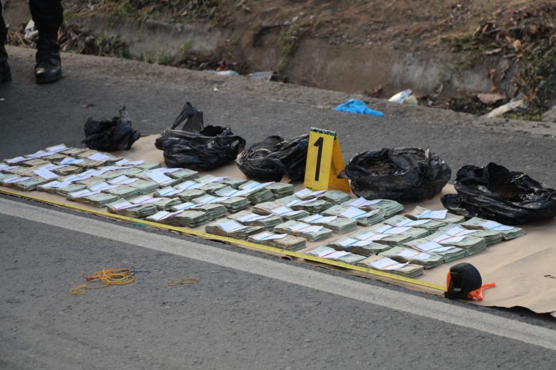 Localizan paquetes con cocaína y más de 100 mil dólares en vehículo