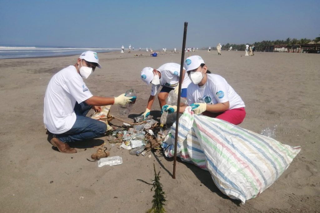 Más de 549 toneladas de basura recogidas a través de Playas Limpias 2022
