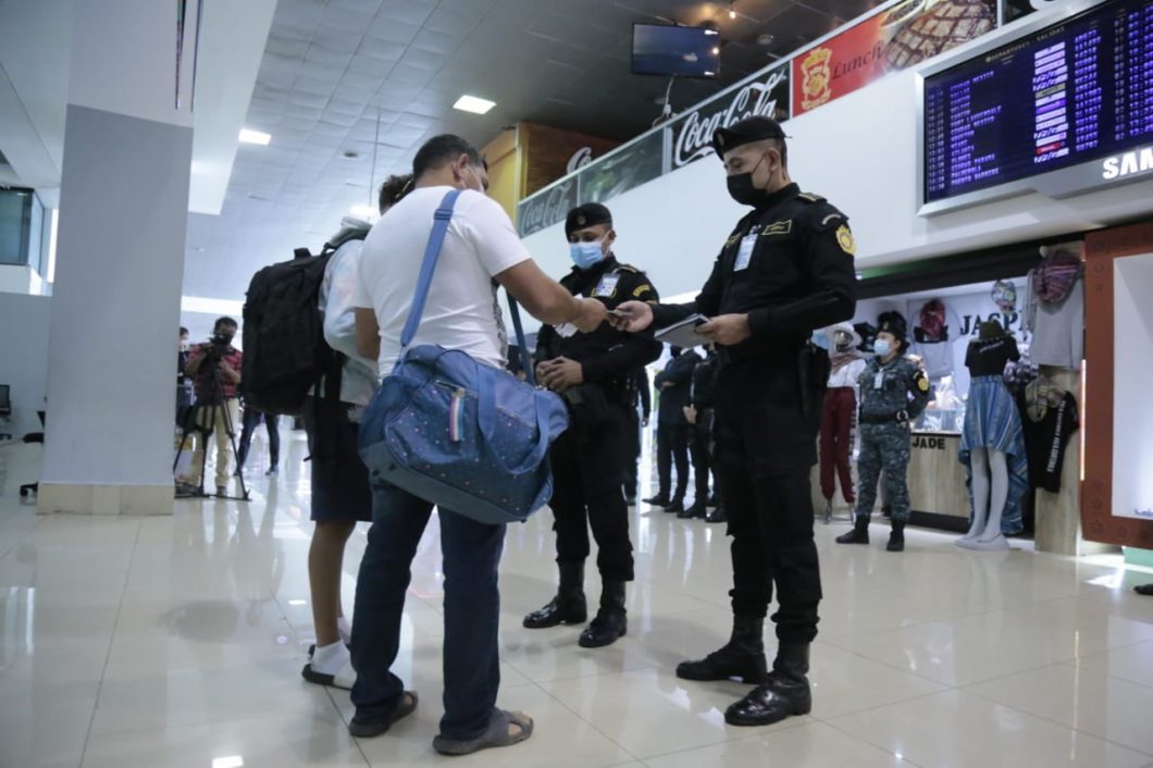 Supervisan trabajo operativo de unidad antinarcótica en el Aeropuerto Internacional La Aurora