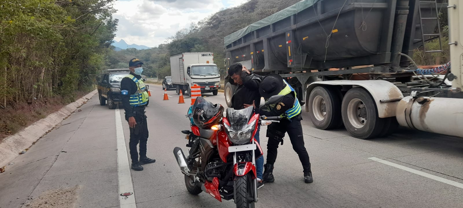 Refuerzan operativos de seguridad vial durante la Semana Mayor./foto: Tránsito de PNC.