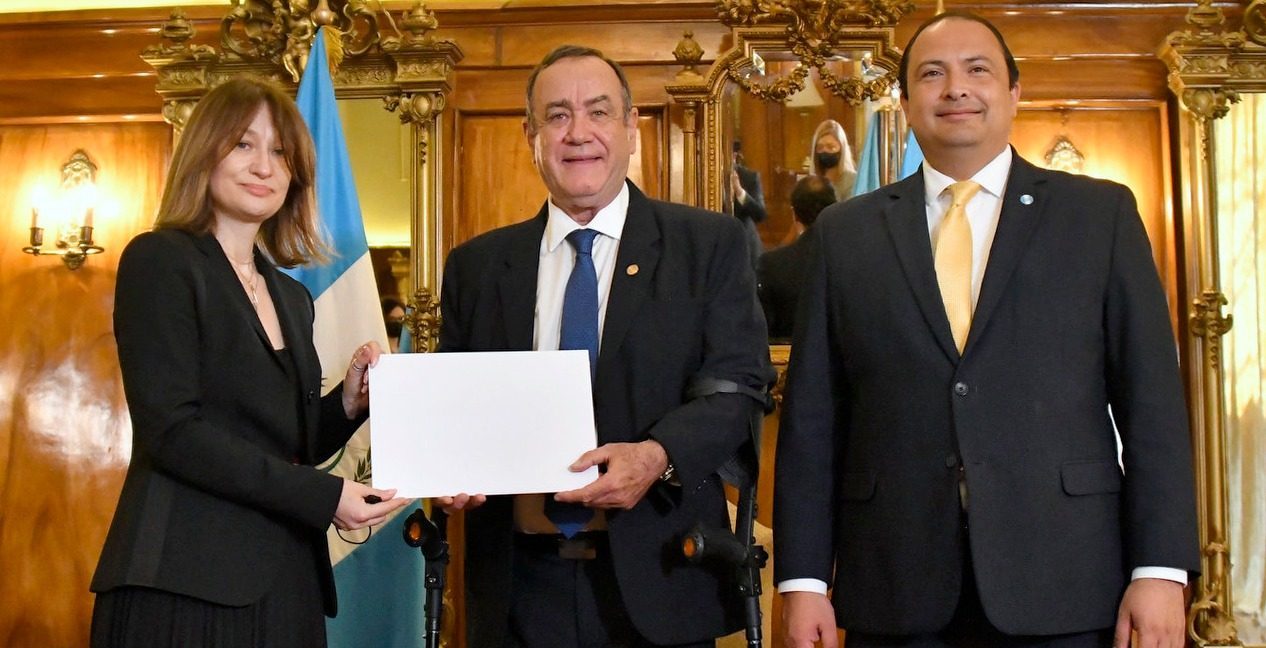Mandatario recibe cartas credenciales de embajadora de Ucrania