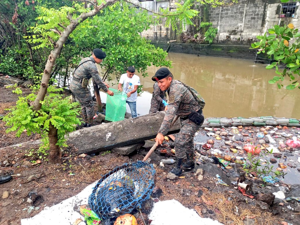 Elementos del Ejército de Guatemala apoyan limpieza de biobarda