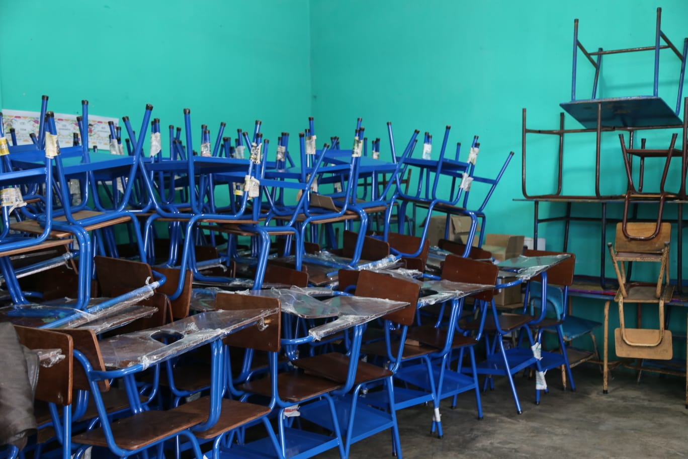 Fodes entrega 400 pupitres en escuela de Quetzaltenango