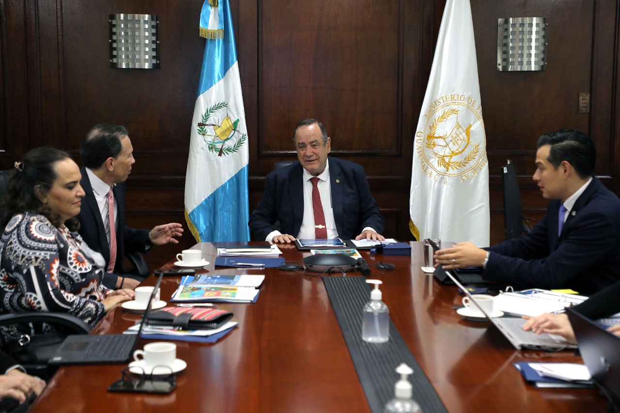 Revisan avances del desempeño financiero del país