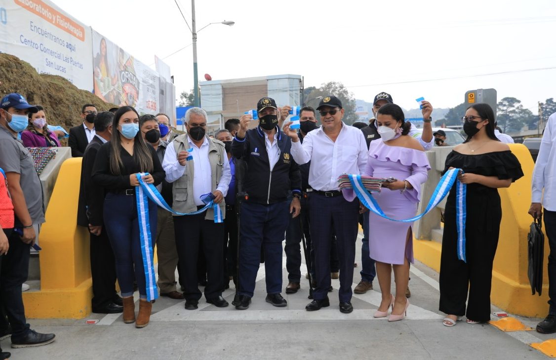 Inauguran paso a desnivel "Alux", en San Lucas Sacatepéquez